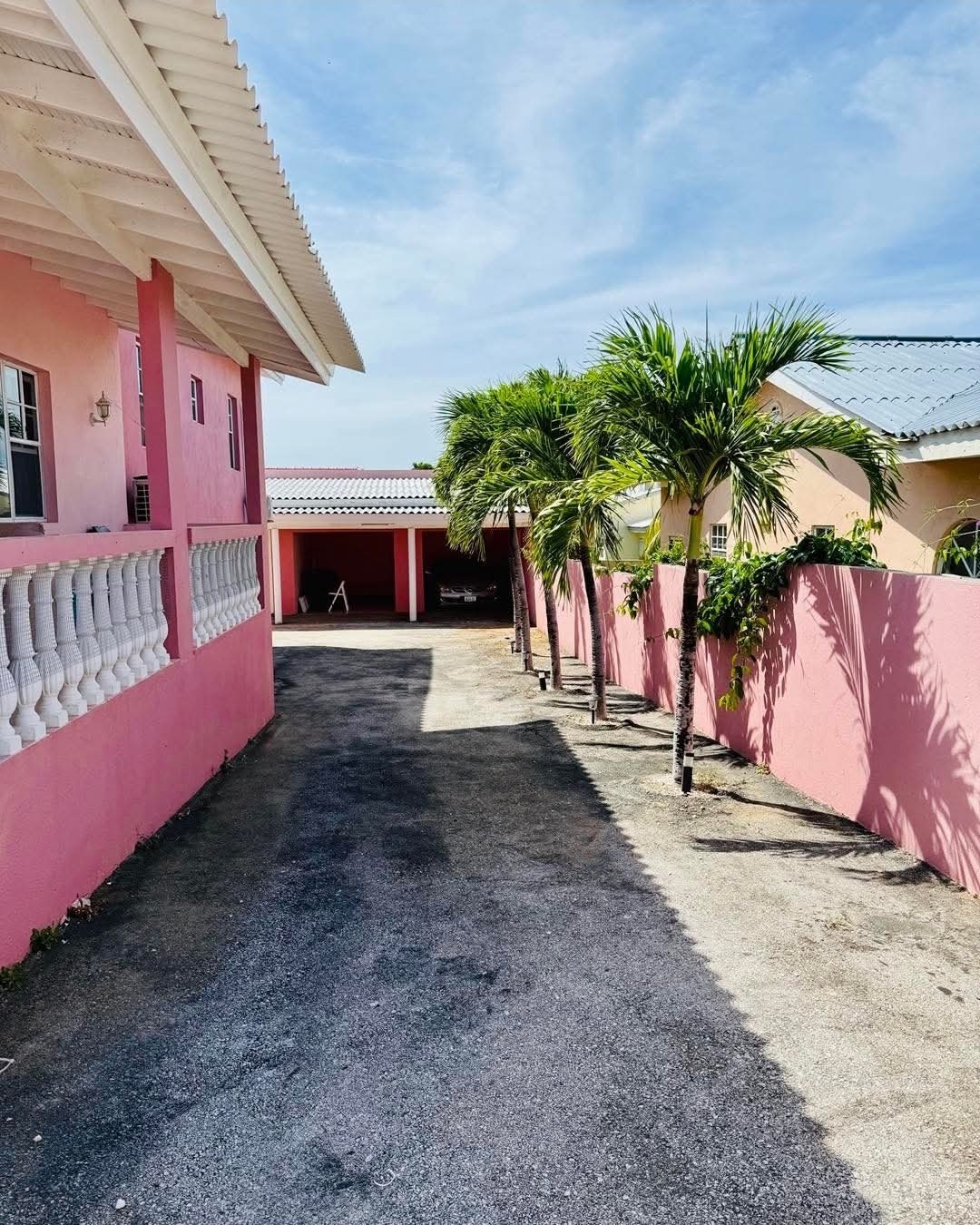 Family Home with Guesthouse in Sunset Heights - property photo 2